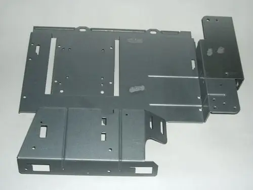 Montageplatte aus Metall für elektrische Komponenten, geeignet für Anwendungen von Daikin, mit mehreren Löchern zur Befestigung und unterschiedlichen Formen.